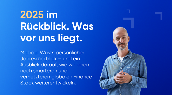 Banner mit dem Titel „2025 im Rückblick. Was vor uns liegt.“, mit Michael Wüst auf der rechten Seite und einem Untertitel, der seinen persönlichen Rückblick sowie seinen Ausblick auf den amnis Finance Stack vorstellt.